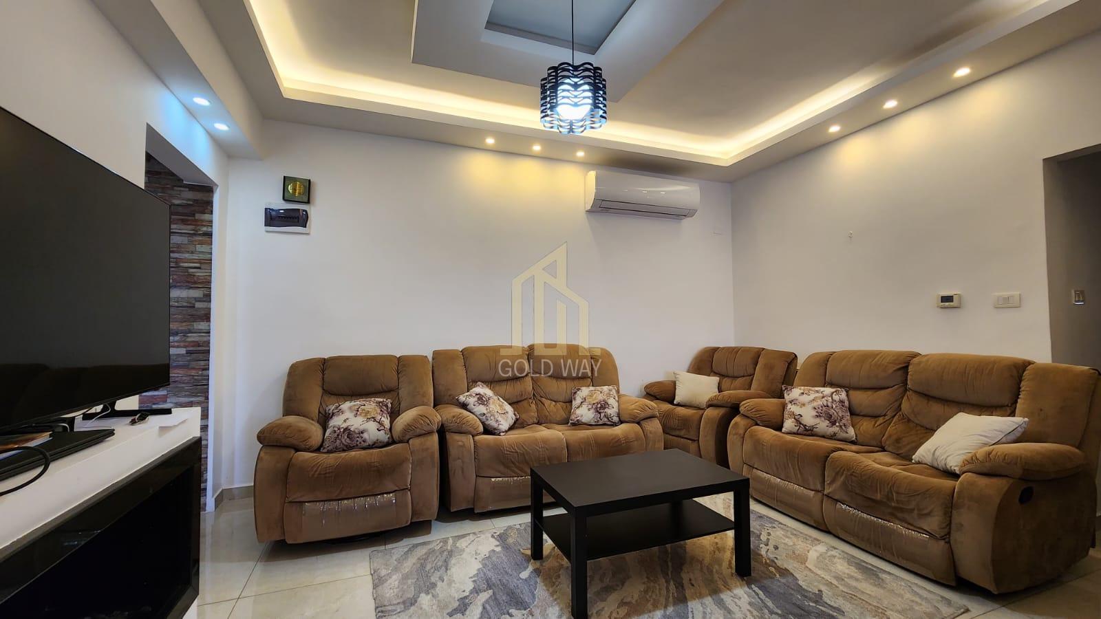 في موقع مميز في خلدا شقة طابق ثالث 130م بتشطيب راقي