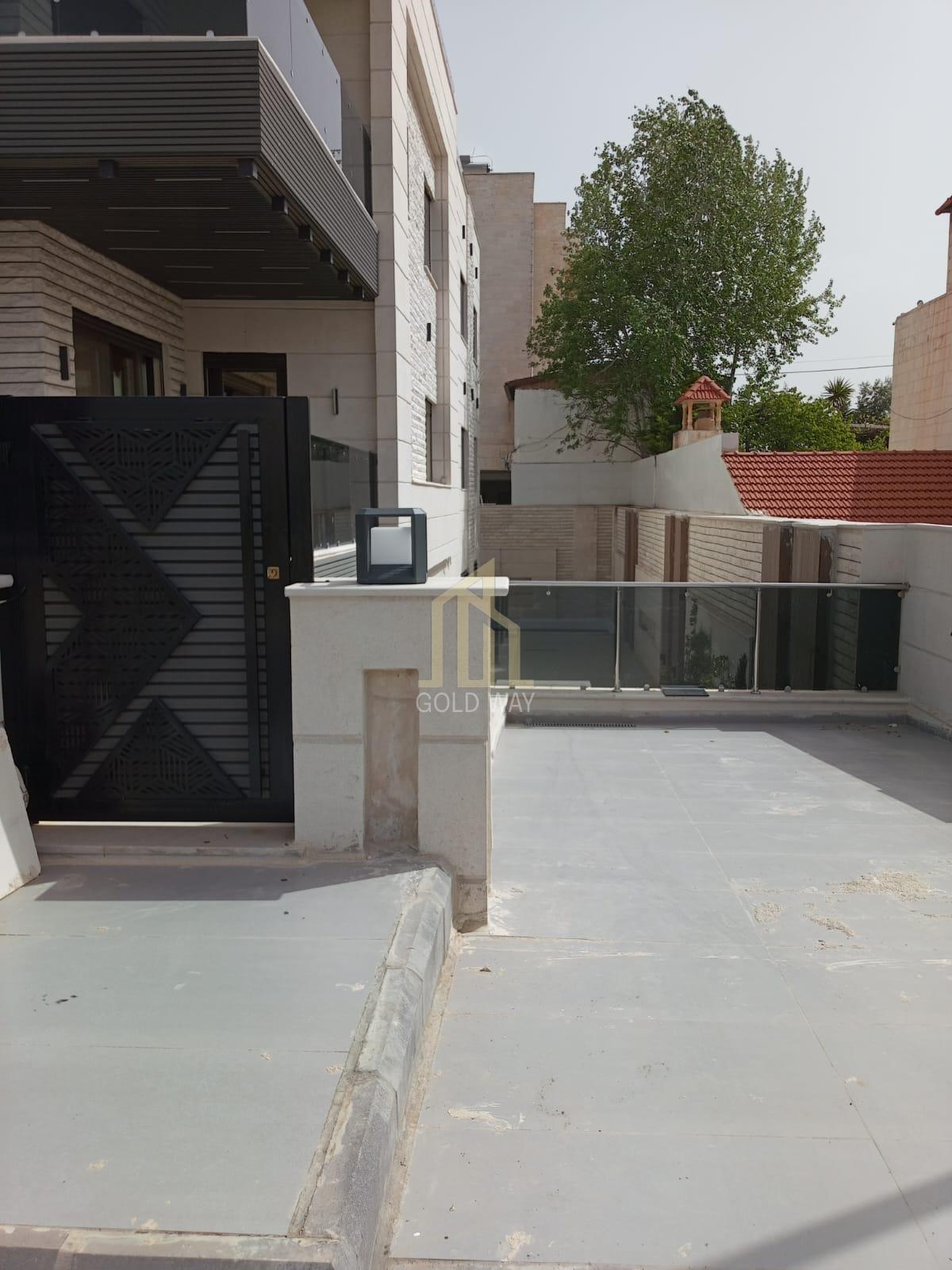 بالقرب من دوار المعارف في خلدا شقة تسوية 235م بسعر مميز