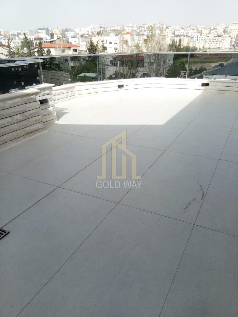 بالقرب من مدارس المعارف شقة طابق ثالث طابقية 250م بتشطيبات راقية