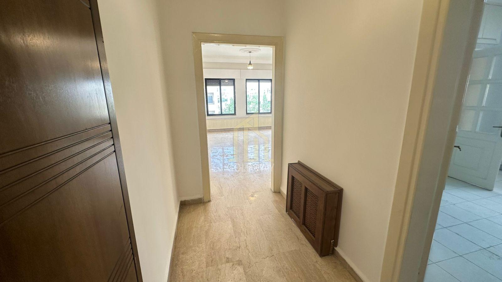 مقابل مطعم السروات شقة طابق ثالث 181م في الجاردنز بسعر مميز