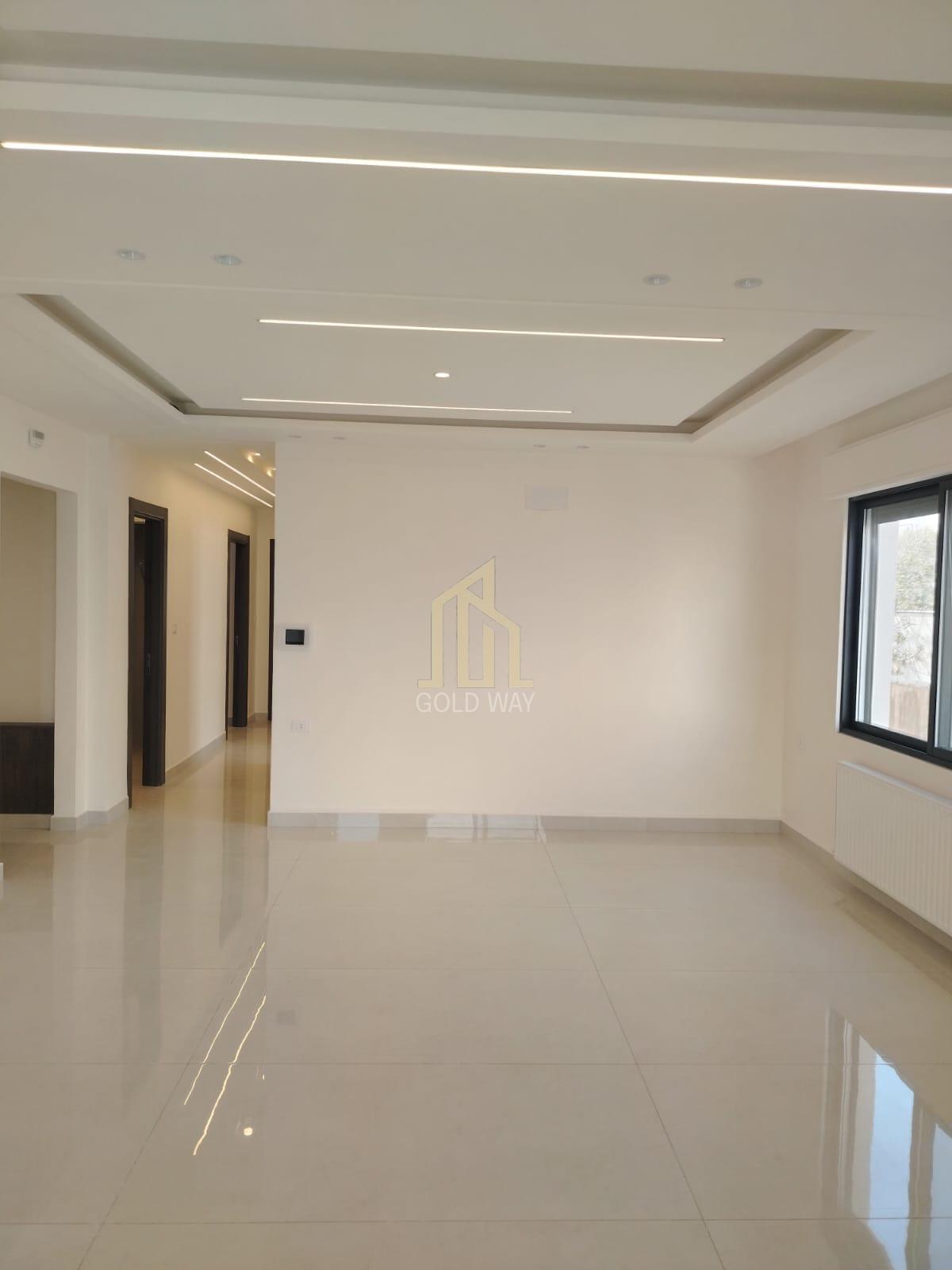 في أرقى مناطق الرابية شقة أخيرمع روف 215م بسعر مميز