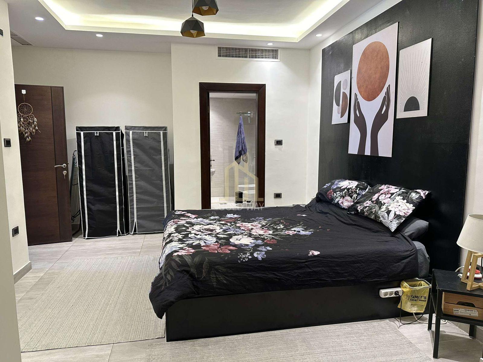 فرصة استثمارية سكنية بالقرب من السفارة البريطانية في عبدون شقه اخير مع روف 130م مفروشة  بسعر مميز