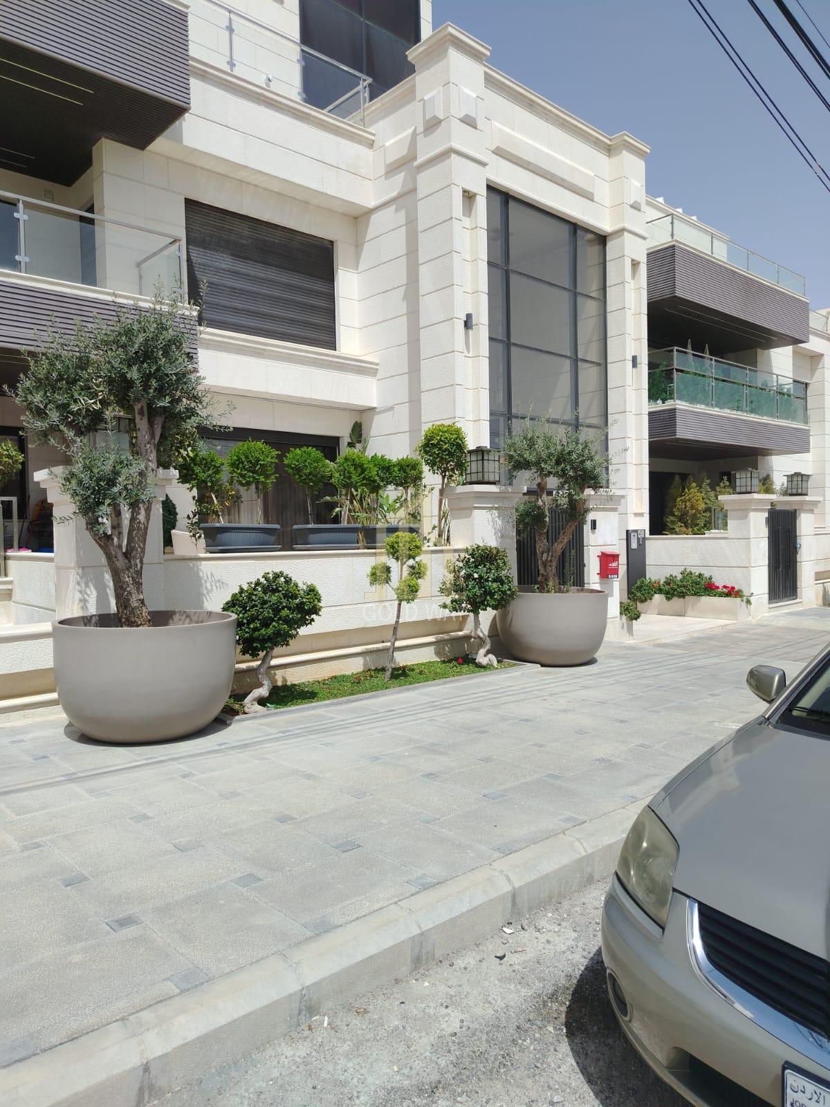 في عبدون بالقرب من تاج مول و السفارة السوريه شقة شبه أرضي 290م مميزة