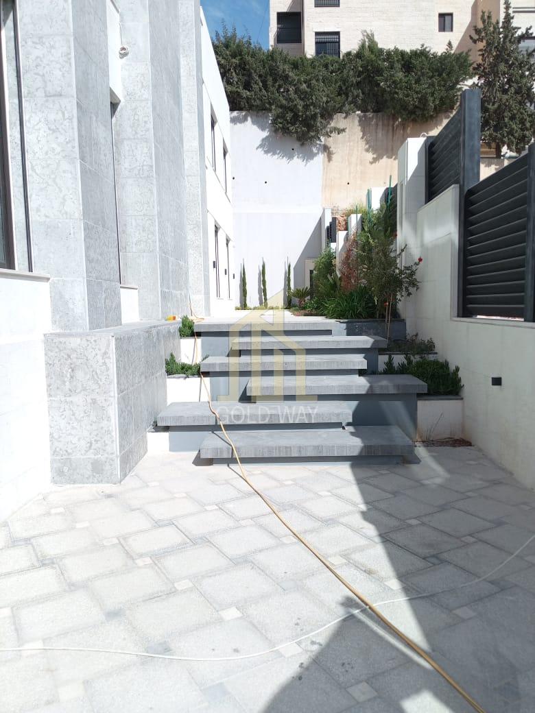 خلف نقابة المقاولين شقة أرضية 200م في دير غبار