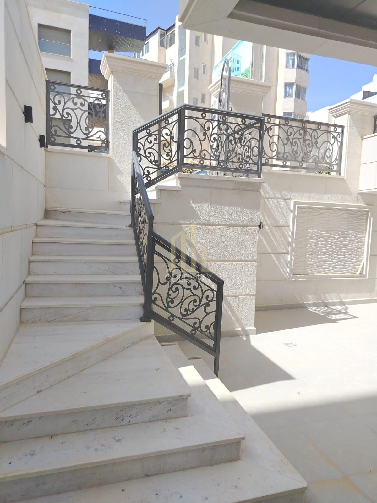 شقة شبه أرضي 200م في أجمل مناطق دير غبار وبسعر مميز