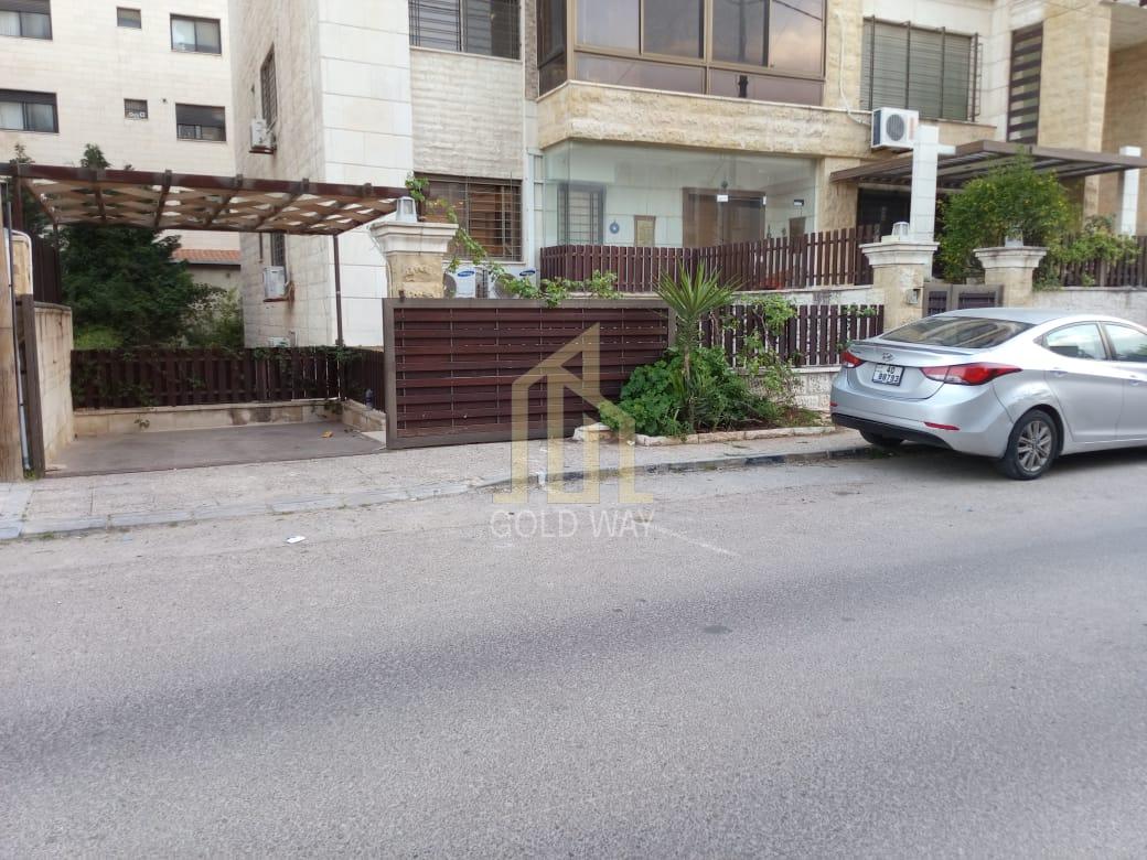 في الصويفية شقة شبه أرضي 220م داخلي 250م خارجي بسعر مميز