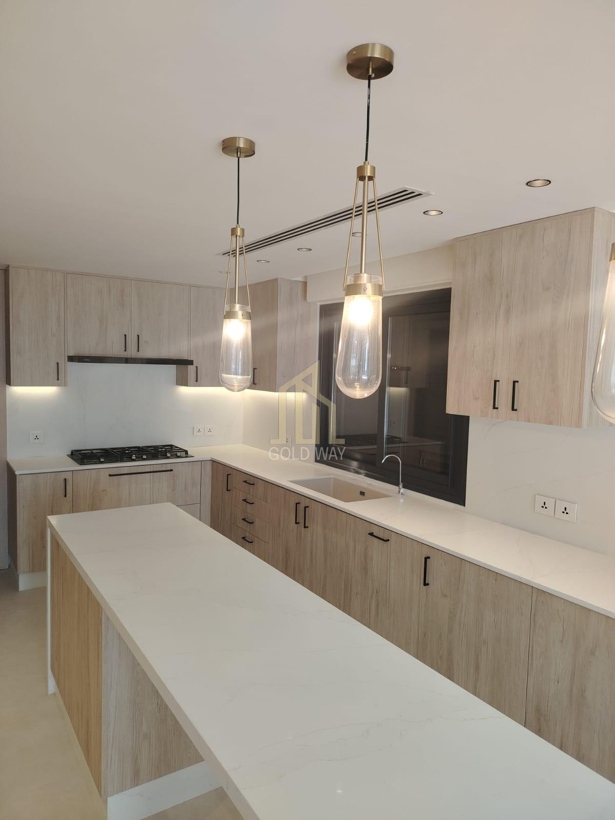 شقة أخير مع روف 340م بالقرب من دوار عبدون مفروشة جزئي