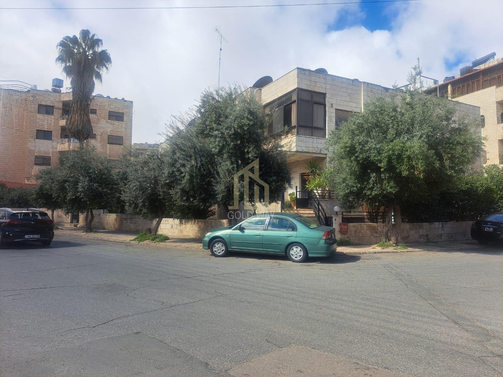 بناية مكونة من اربع طوابق تصلح لشركة اسكان بسعر مغري في أرقى مناطق الشميساني