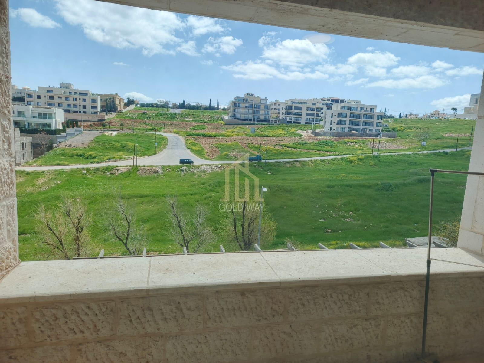 في أجمل مناطق عبدون شقة طابق رابع 350م مفروشة جزئي بسعر مميز