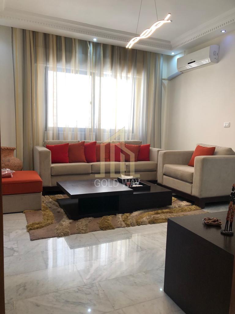 خلف السڤن إلڤن شقة طابق ثالث 150م مفروشة للإيجار السنوي