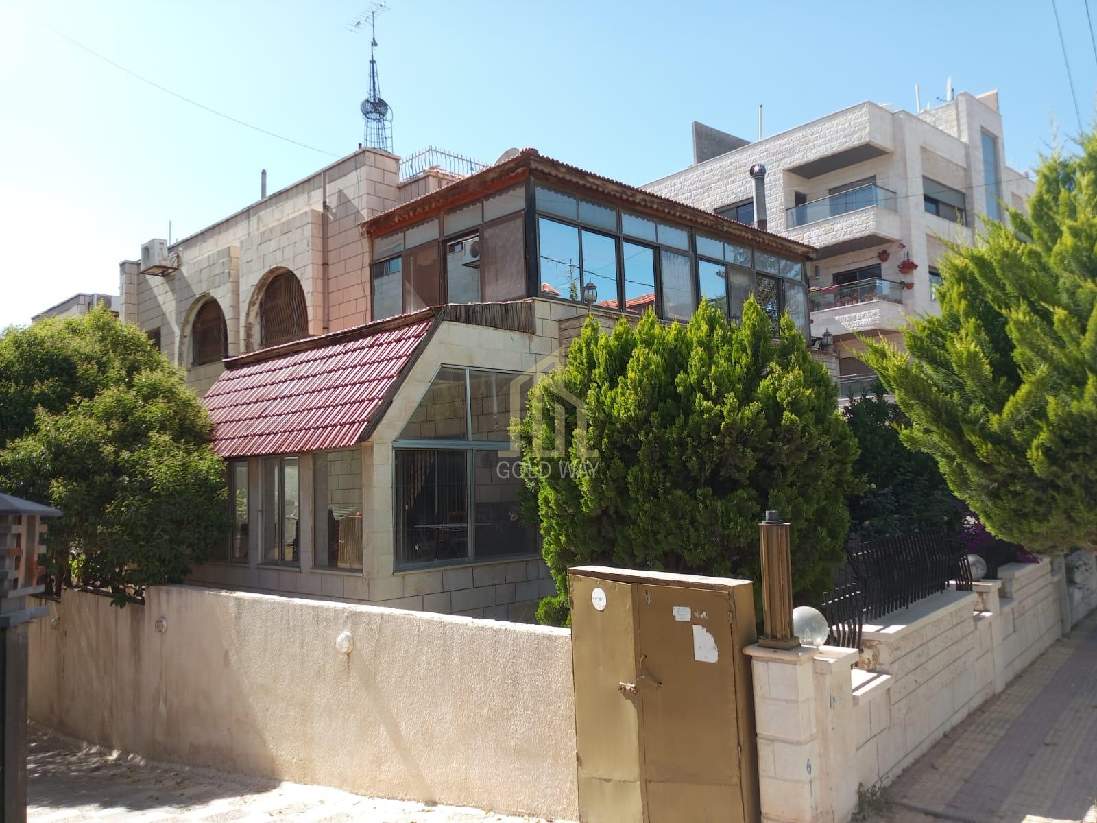 خلف ابراج السادس في ام اذينه فيلا مميزة من ثلاث طوابق مفروشة جزئي للبيع بسعر مغري
