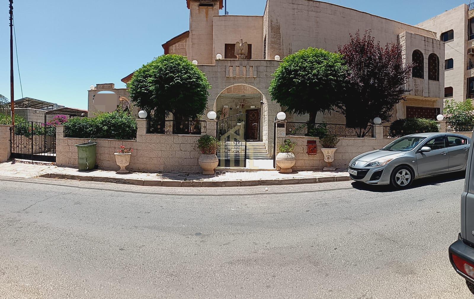 في أجمل مناطق ام اذينة فيلا مستقلة من ثلاث طوابق تصلح للإستثمار بسعر مميز