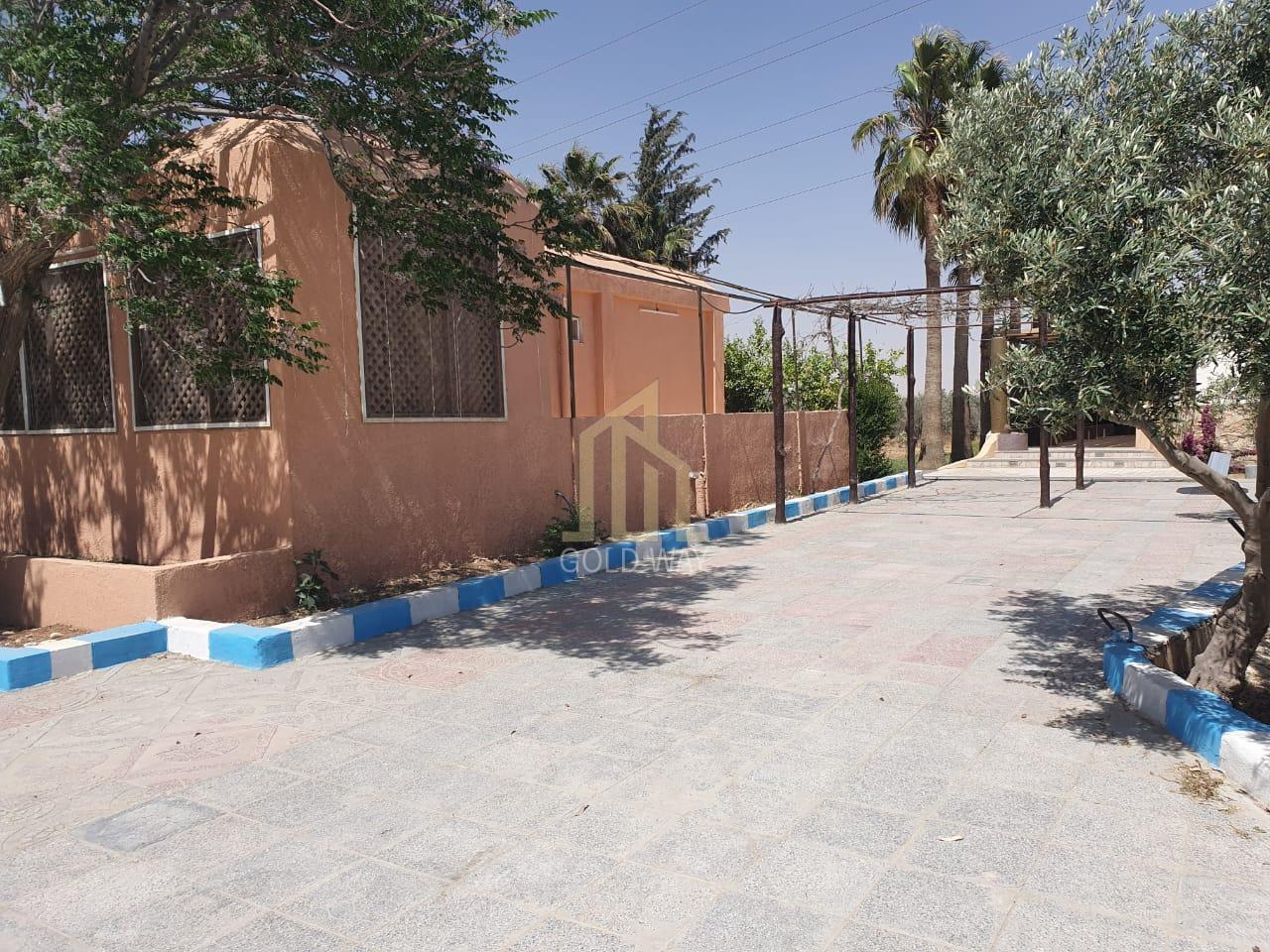 على شارع المطار الرئيسي مزرعة بتشطيبات راقية وبسعر مميز