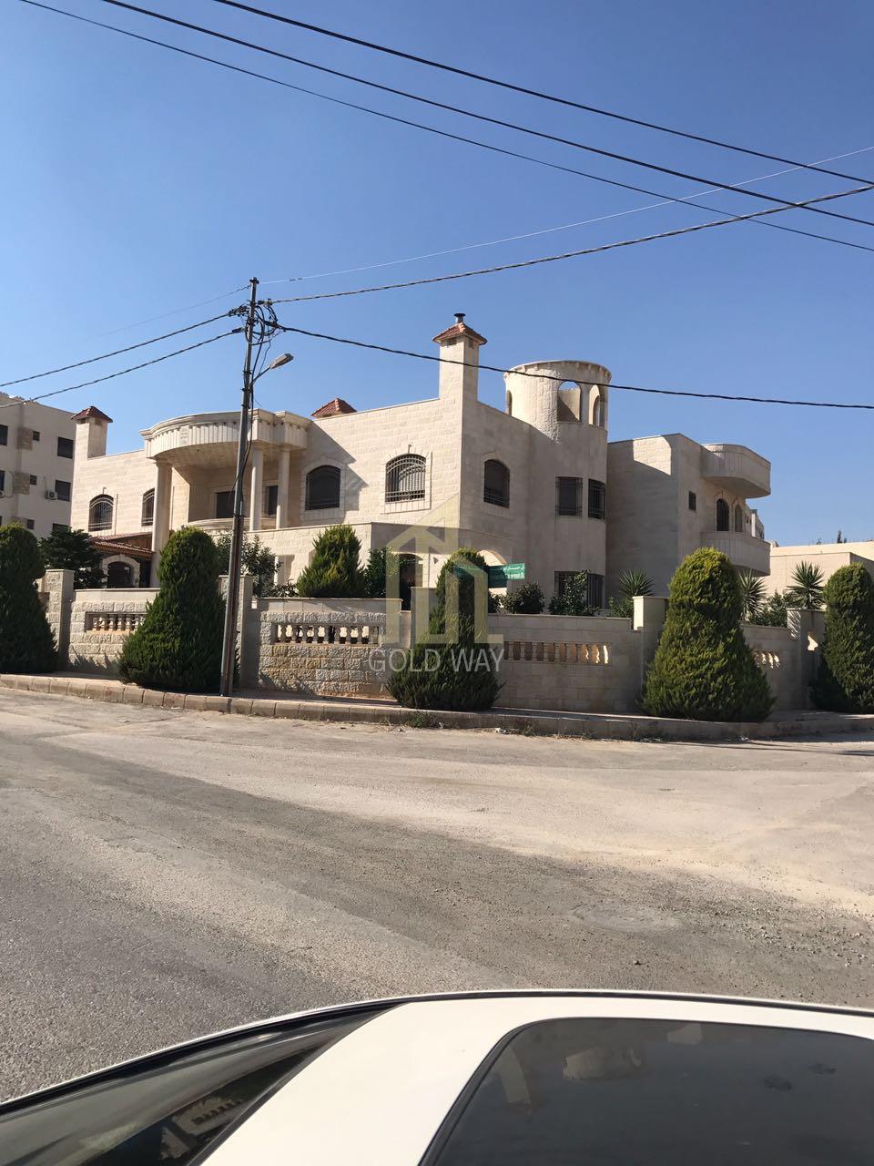 ڤيلا مميزة من ثلاث طوابق وبسعر مميز أجمل مناطق المقابلين خلف جامعه البترا