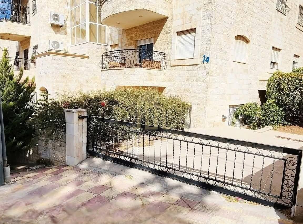في موقع هادء ومخدوم في أجمل مناطق الجبيهه شقة ارضية 240م بسعر مغري